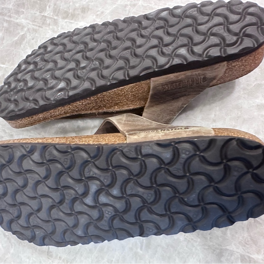 Birkenstock Giza flip flop sandal.  Weathered looking tan leather. Like new. S40 - Picture 3 of 3